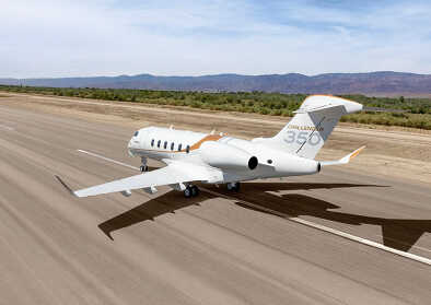 Bombardier Challenger 350 auf Startbahn beim Abflug Bombardier Challenger 350 auf Startbahn beim Abflug