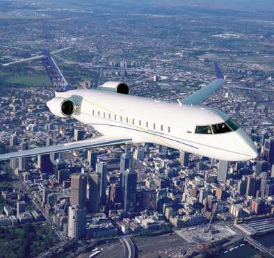 Bombardier Challenger 850 in vuelo sobre una ciudad