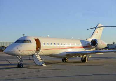 Bombardier Global Express 6000 in Schrägansicht mit ausgeklappter Fluggasttreppe parkt auf dem Rollfeld Bombardier Global Express 6000 in Schrägansicht mit ausgeklappter Fluggasttreppe parkt auf dem Rollfeld