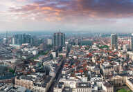 Vista aerea panoramica della parte centrale di Bruxelles, del parco, della Cattedrale di Bruxelles e della parte commerciale della città, Belgio