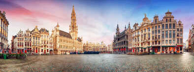 Bruxelles, Grand Place in una splendida alba estiva, Belgio Bruxelles, Grand Place in una splendida alba estiva, Belgio