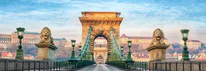 panorámica de budapest al bajar de un jet privado frente al puente