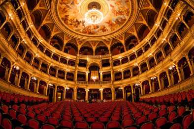Interior de la Ópera Real del Estado de Hungría, considerada una de las obras maestras del arquitecto y con la tercera mejor acústica de Europa. Interior de la Ópera Real del Estado de Hungría, considerada una de las obras maestras del arquitecto y con la tercera mejor acústica de Europa.