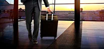 Viajero de jet privado en un aeropuerto de negocios