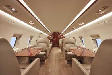 La lujosa cabina interior de un gran jet privado La lujosa cabina interior de un gran jet privado