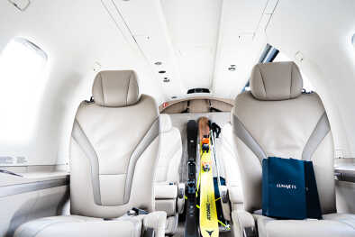 Skis et sac LunaJets à bord de la cabine spacieuse du Pilatus PC-12