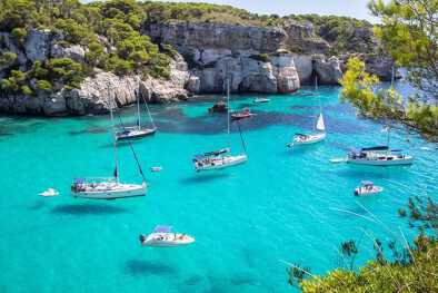 Vista panorámica de la playa de Macarella en Menorca, Islas Baleares, España Vista panorámica de la playa de Macarella en Menorca, Islas Baleares, España