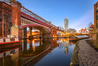Vista del edificio más alto de Manchester, la Torre Beetham, reflejándose en el Canal de Manchester. Vista del edificio más alto de Manchester, la Torre Beetham, reflejándose en el Canal de Manchester.