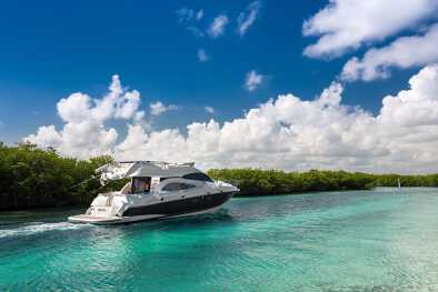 Uno yacht privato sulle acque blu di Cancun