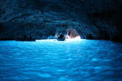 Gruta Azul en la costa de la isla de Capri, Italia