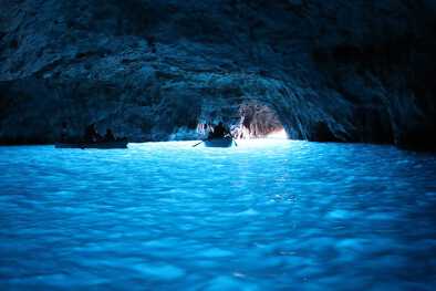 Gruta Azul en la costa de la isla de Capri, Italia Gruta Azul en la costa de la isla de Capri, Italia