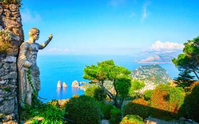 Estatua en el jardín de la ciudad de la isla de Capri, Italia. Paisaje de Amalfi y montaña Solaro. Paisaje con escultura y Mar Mediterráneo Azul, costa italiana en verano
