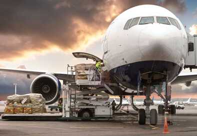 Carga cargada en una carretilla elevadora en un jet Carga cargada en una carretilla elevadora en un jet