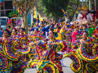 Trajes típicos con mujeres colombianas bailando