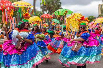 mujeres disfrazadas para el desfile de carnaval