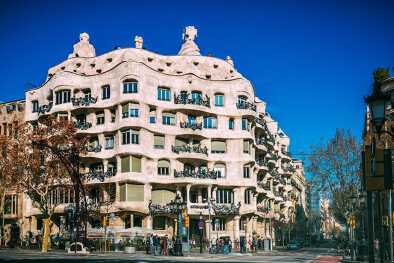 Fachada de la casa de La Pedrera en Barcelona, España Fachada de la casa de La Pedrera en Barcelona, España