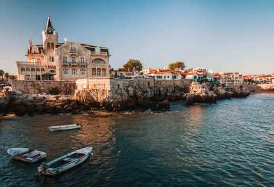 Vista al mar de una hermosa ciudad de Cascais en Portugal
Vista al mar de una hermosa ciudad de Cascais en Portugal