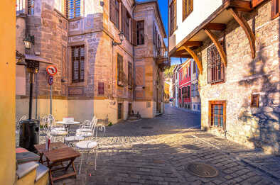 Pintoresca calle estrecha y edificios en el casco antiguo de Xanthi, Grecia. Pintoresca calle estrecha y edificios en el casco antiguo de Xanthi, Grecia.
