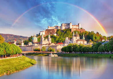 Austria, arco iris sobre el castillo de Salzburgo, en frente el río Austria, arco iris sobre el castillo de Salzburgo, en frente el río