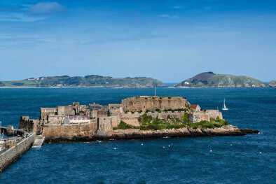 Castle Cornet ha custodiado Saint Peter Port durante 800 años. Saint Peter Port - capital de Guernsey - Dependencia de la Corona británica en el Canal de la Mancha frente a la costa de Normandía. Vista desde el Canal de la Mancha. Castle Cornet ha custodiado Saint Peter Port durante 800 años. Saint Peter Port - capital de Guernsey - Dependencia de la Corona británica en el Canal de la Mancha frente a la costa de Normandía. Vista desde el Canal de la Mancha.