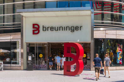 Vista esterna soleggiata di fronte all'ingresso del centro commerciale di lusso Breuninger a Schadowplatz, famosa piazza situata nel centro della città di Düsseldorf, in Germania. Vista esterna soleggiata di fronte all'ingresso del centro commerciale di lusso Breuninger a Schadowplatz, famosa piazza situata nel centro della città di Düsseldorf, in Germania.