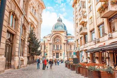 Bucarest, Rumania - 10 12 2018 Vista panorámica Palacio de la Caja de Ahorros en el centro histórico o el casco antiguo de la ciudad