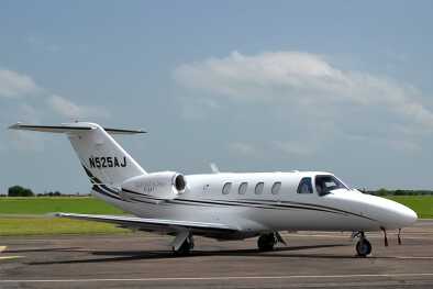 Cessna 525 CitationJet CJ1 después de aterrizar en la pista Cessna 525 CitationJet CJ1 después de aterrizar en la pista