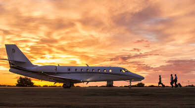 Cessna Citation Sovereign en la pista al atardecer Cessna Citation Sovereign en la pista al atardecer