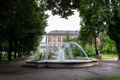 fuente en la ciudad verde parque de verano jardín Chambery Savoie Francia fuente en la ciudad verde parque de verano jardín Chambery Savoie Francia