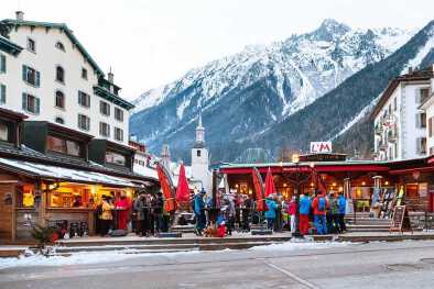 Bar all'aperto durante l'happy hour e persone che si rilassano dopo lo sci nella città di Chamonix nelle Alpi francesi, Francia