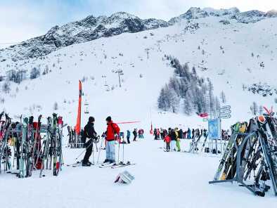 Gente esquiando, pila de esquís y vista de las pistas en la zona de esquí de Les Grands Montets, cerca de Chamonix, Francia Gente esquiando, pila de esquís y vista de las pistas en la zona de esquí de Les Grands Montets, cerca de Chamonix, Francia