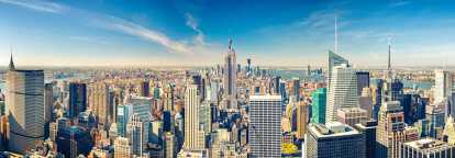 Вид на небоскребы Нью-Йорка с Эмпайр-стейт-билдинг в солнечный день