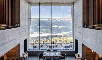 Vista del enorme ventanal del Hotel Chetzeron en Sion frente a las altas montañas de Suiza