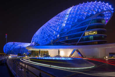 El Hotel Yas, símbolo emblemático del Gran Premio de Abu Dhabi, en los Emiratos Árabes Unidos. El Hotel Yas, símbolo emblemático del Gran Premio de Abu Dhabi, en los Emiratos Árabes Unidos.
