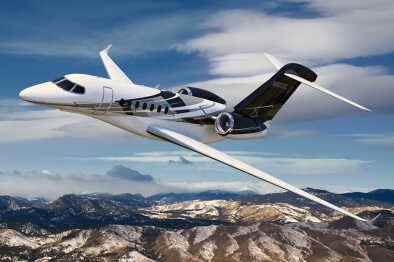 Le Citation Latitude volant dans les montagnes