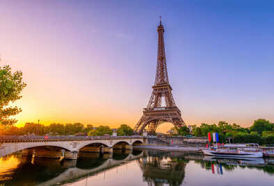 Vista della Torre Eiffel e della Senna all'alba a Parigi, Francia. La Torre Eiffel è uno dei simboli di Parigi. Architettura e monumenti di Parigi. Cartolina di Parigi