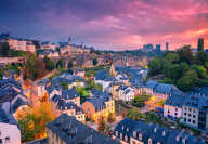 Città di Lussemburgo, Lussemburgo. Immagine aerea del paesaggio urbano del centro storico di Lussemburgo durante una splendida alba.
