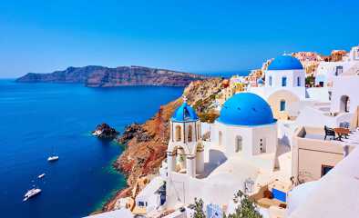 Vista della città di Oia sull'isola di Santorini in Grecia - Paesaggio greco Vista della città di Oia sull'isola di Santorini in Grecia - Paesaggio greco