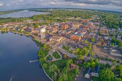 Vista aérea del centro de Albert Lea, Minnesota al anochecer en verano