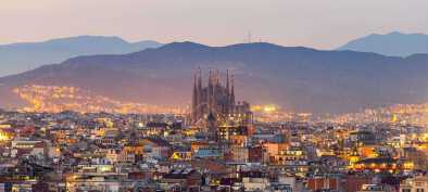 Vista panorámica aérea del horizonte de la ciudad de Barcelona y la Sagrada familia al atardecer, España
Vista panorámica aérea del horizonte de la ciudad de Barcelona y la Sagrada familia al atardecer, España