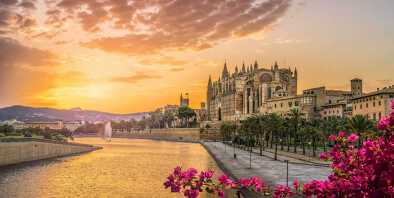 Paisaje con la Catedral La Seu al atardecer en las islas de Palma de Mallorca, España
