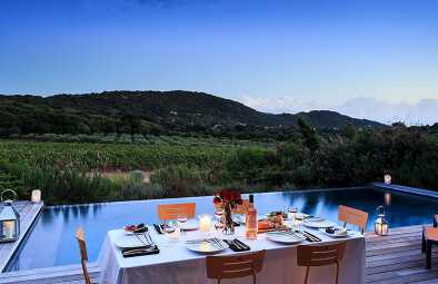 Nestled in the heart of the vineyard, La Vigne offers a true experience of the estate. Enjoy its outstanding view on the vines