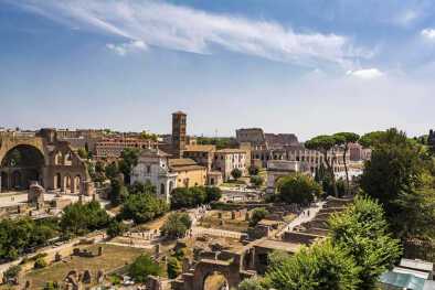 Vista panorámica del Coliseo y el Foro Romano desde la colina Palantine, Roma, Italia. El Foro Romano es una de las principales atracciones turísticas de Roma.