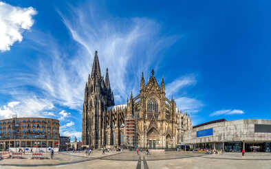 Colonia, Catedral Gótica Alemana en un día soleado Colonia, Catedral Gótica Alemana en un día soleado