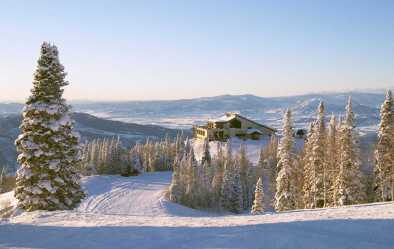 Edificio de la góndola en invierno, estación de esquí de Steamboat, Colorado, Estados Unidos