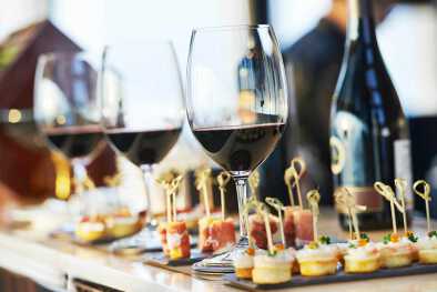 servicios de catering con bocadillos y copas de vino en el mostrador del barman en el restaurante de palma servicios de catering con bocadillos y copas de vino en el mostrador del barman en el restaurante de palma