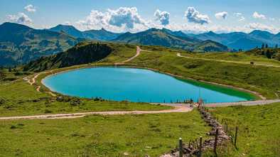 Splendida vista alpina con riflessi in un lago presso il famoso Kitzbüheler Horn, Kitzbühel, Tirolo, Austria
Splendida vista alpina con riflessi in un lago presso il famoso Kitzbüheler Horn, Kitzbühel, Tirolo, Austria