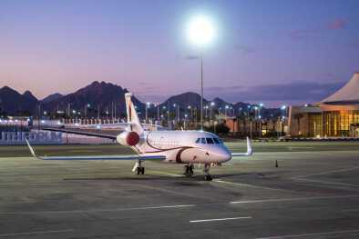 Un jet privado espera en una pista al atardecer Un jet privado espera en una pista al atardecer