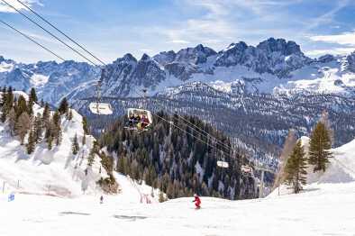 Paesaggio invernale nelle Dolomiti presso la stazione sciistica di Cortina D'Ampezzo, Italia
