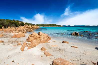 El hermoso mar turquesa y cristalino en la playa de Petra Ruja - Costa Smeralda, Olbia / Tempio - Cerdeña - Italia El hermoso mar turquesa y cristalino en la playa de Petra Ruja - Costa Smeralda, Olbia / Tempio - Cerdeña - Italia